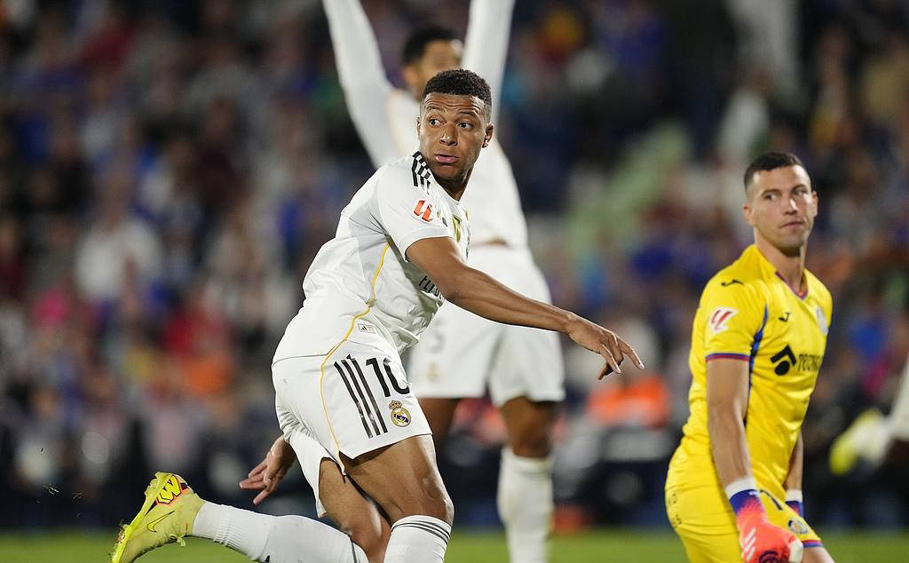 姆巴佩超越梅西,连续11场进球,生涯战绩登顶395球!